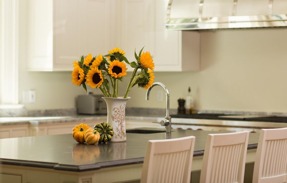 你家里的環(huán)境是太干燥還是太潮濕？除濕機控濕防潮